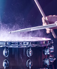 عبر الإنترنت